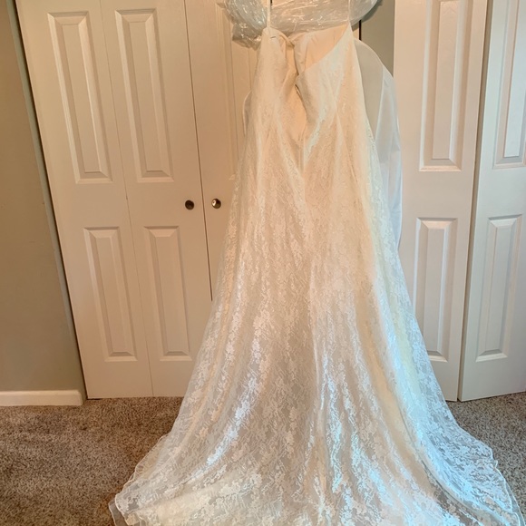 NWT Beautiful Lace Wedding Dress